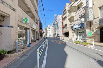 敷地北東側の前面道路