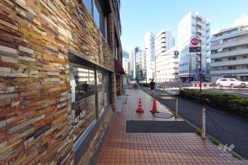 敷地北東側の前面道路（南東側から）