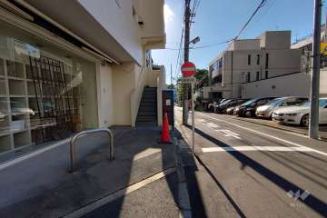 敷地北西側の前面道路（北東側から）