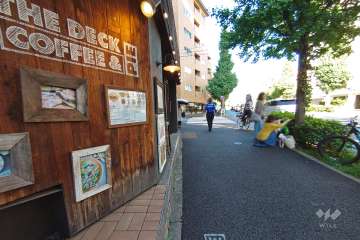 敷地北東側の前面道路（南東側から）