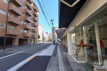 敷地北東側の前面道路（北西側から）