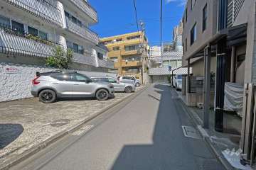 敷地内駐車場（屋外平面式・西側）と敷地西側道路