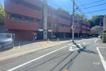 敷地西側の前面道路