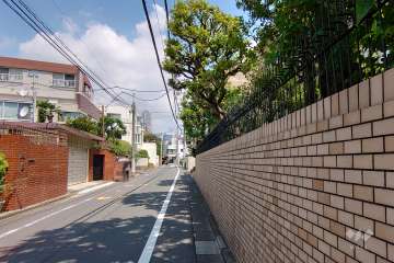 敷地西側の前面道路