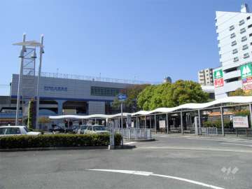 すぐ東側には、駅のロータリーと広場があります。