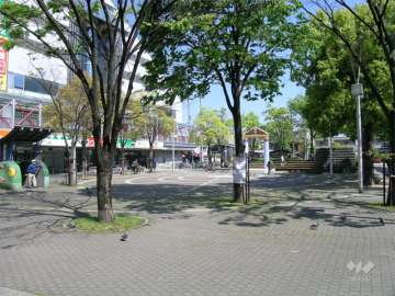 敷地の東側は広場になっています。