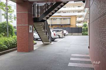 駐車場の出入り口（ロボットゲート付き）