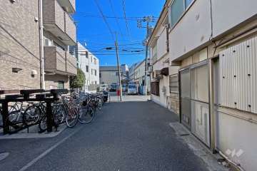 敷地南東側前面道路のほか西側にも接道しています。