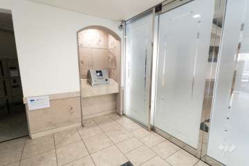 エントランスはオートロック付きです。