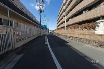 敷地南側の前面道路（東側から）