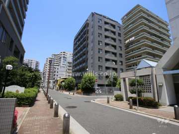 ライオンズマンション尼崎の遠景。周辺は区画の整った駅前の住宅地