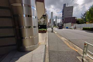 敷地南西側の前面道路（北西側から）