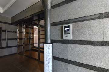 エントランスはオートロック付きです。