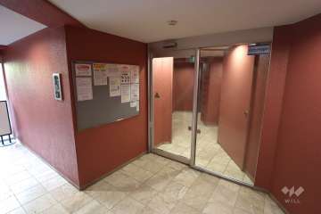 エントランスはオートロック付きです。