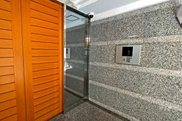 エントランスはオートロック付きです。