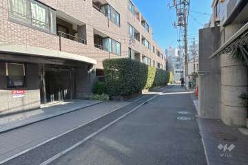 敷地西側の前面道路