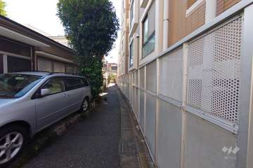 敷地南東側の前面道路（北東側から）