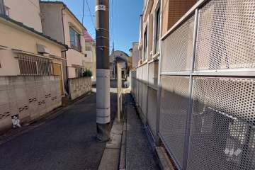 敷地南西側の前面道路（南東側から）