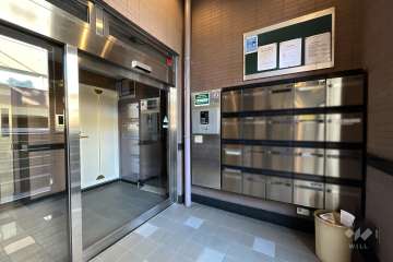 エントランスはオートロック付きです。