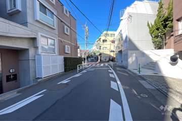 敷地北側の前面道路（東側から）