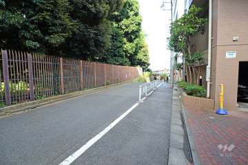 敷地北東側の前面道路