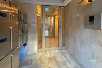 エントランスはオートロック付きです。