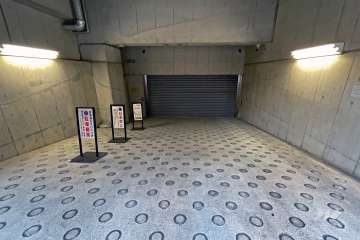 地階にある駐車場へのアプローチ
