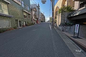 敷地東側の前面道路（北側から）