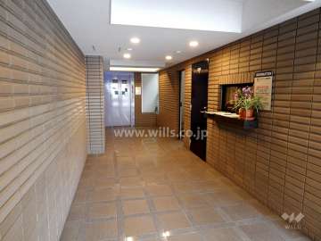 タイル張りのエントランスホール