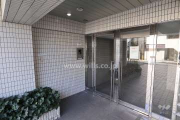 エントランスはオートロック付きです。