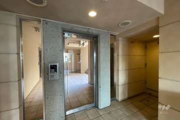 エントランスはオートロック付きです。