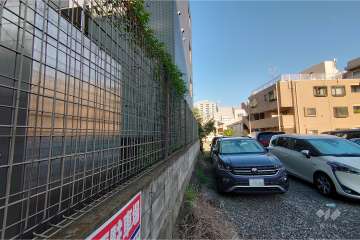 敷地南側の駐車場