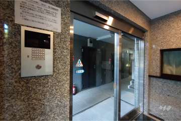 エントランスはオートロック付きです。