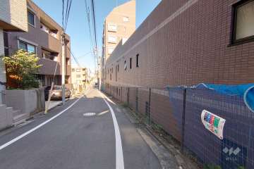 敷地北側の前面道路（西側から）