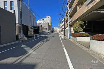 敷地南西側の前面道路（南東側から）