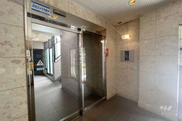 エントランスはオートロック付きです。