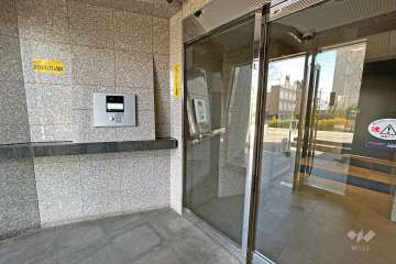 エントランスはオートロック付きです。