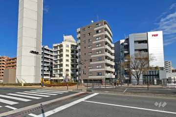 ノバガーデン代々木の遠景。周辺は住宅の他店舗や事務所が混在する町です。