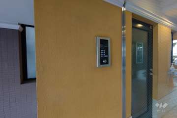 エントランスはオートロック付きです。