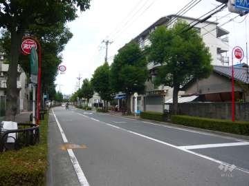街路樹のきれいな「園田橋筋」に面しています