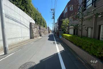 敷地北側の前面道路（西側から）