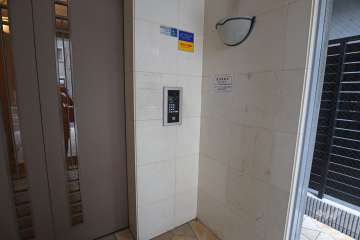 エントランスはオートロック付きです。