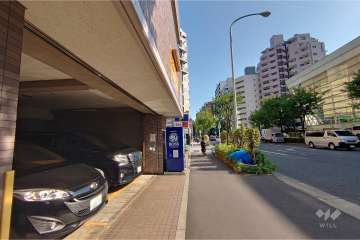 敷地南西側の前面道路（北西側から）