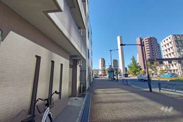 敷地東側の前面道路(南側から）