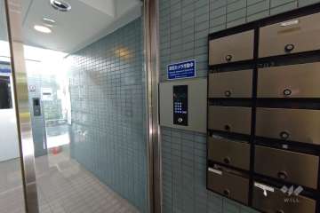 エントランスはオートロック付きです。