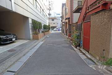 敷地西側の前面道路（北側から）