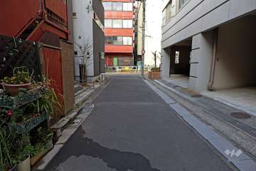 敷地西側の前面道路（南側から）