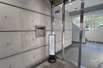 エントランスはオートロック付きです。