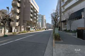 敷地南東側前面道路は新橋通りです。