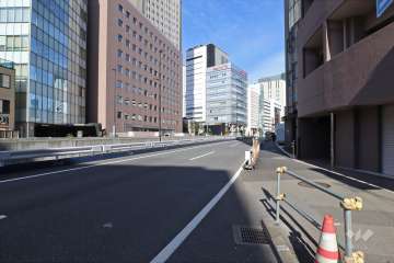 敷地南西側の前面道路（南東側から）